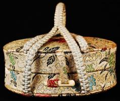 Régi piperés doboz, karton-selyem, d:11,5 cm