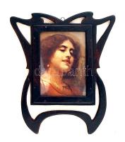 Díszes kisméretű szecessziós képkeret, benne nyomattal, belső: 7×5 cm, külső: 13,5×12 cm