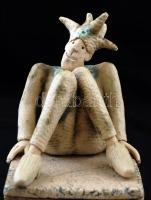 Hetényi Vera doboz tetején bohócsipkás figurával, hibátlan, jelzett, m: 21 cm