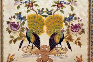 Jelzés nélkül: Madarak. Kézi selyem hímzés, üvegezett keretben, 63×29 cm