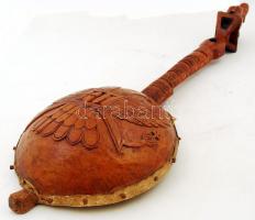 1915 Szerb díszhangszer, kézzel faragott szerb címerrel és katona figurával, jelzett, kisebb szakadás a bőrnél, h:80 cm/