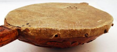 1915 Szerb díszhangszer, kézzel faragott szerb címerrel és katona figurával, jelzett, kisebb szakadá...