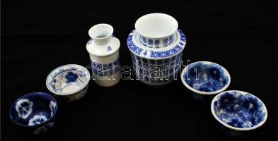 Porcelán szaké készlet 4 pohárral, jelzés nélkül, apró kopásnyomokkal, az egyiken kis mázhibával, különböző méretben