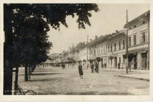 Igló, Hlavna Ulica / main street, shops, photo (gluemark)