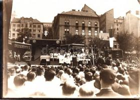cca 1910 Budapest, 3 photos of celebrating crowd 18x12 cm cca 1910 Ünnepi sokadalom a csupaszon álló...