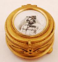 Aranyszínű ékszertartó dobozka Ferenc József arcképével, zöld selyembéléssel, d: 5,5 cm, m: 4 cm / jewelry box with portrait of Emperor Franz Joseph I, d: 5,5 cm, height: 4 cm