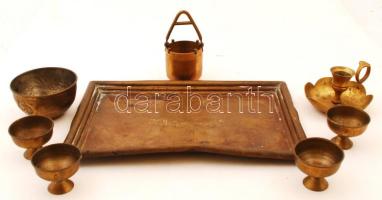 Réz tétel: 1 db tálca, "Stühmer bonbon" felirattal, kis hibával, 29,5×19,5 cm, 1 db gyertyatartó, 1 db kisméretű vödör, d: 5,5 cm, 4 db keleti teás csésze, d: 5 cm, 1 db díszes tálka, d: 9 cm, összesen 8 db