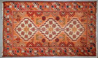 Régi, dél-amerikai motívumokkal gazdagon díszített gépi készítésű szőnyeg, 192×114 cm