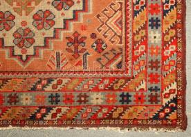 Régi, dél-amerikai motívumokkal gazdagon díszített gépi készítésű szőnyeg, 192×114 cm