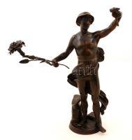 Szegfűt és kalapácsot tartó kovácslegény, bronz szobor, jelzés nélkül, m: 44,5 cm