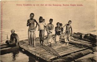 Groep Djambiers op een vlot uit den Kampong, Rantan Kapas moeda / Indonesian boys building a raft, folklore