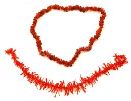 1 db borostyán és 1 db korall nyaklánc, h: 44 cm, 60 cm