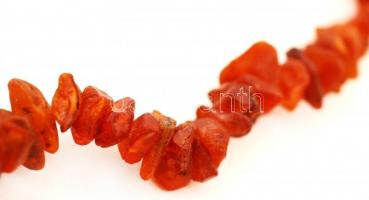 1 db borostyán és 1 db korall nyaklánc, h: 44 cm, 60 cm