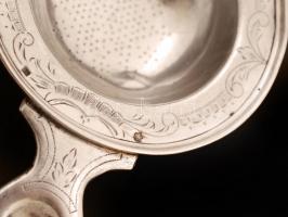 Indamintával díszített ezüst(Ag) teaszűrő, jelzett, 70,1 g