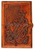 1916 Fából készült díszes fedelű fa cigarettatárca, részben orosz nyelvű felirattal, emlék az ostffyasszonyfai fogolytáborból, benne 8 db sodort, megtömött Bajtárs illetve Symphonia márkájú cigarettával /  1916 Wooden cigarette-case with ornated lid, with partially Russian inscription on it (память), a memory from the POW camp of Ostffyasszonyfa (Vas County, Hungary), with 8 hand-rolled cigarettes of various brands (Bajtárs, Symphonia) in the case