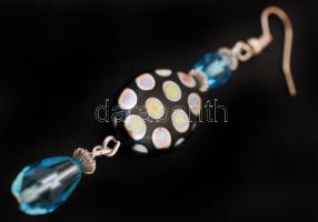 Szivárvány mintás fülbevalópár kék gyöngyös díszítéssel