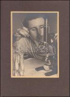 Munka a mikroszkóppal, jelzetlen fotó, kartonra kasírozva, 12x18 cm