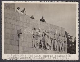 1957 "A ledöntött Sztálin szobor tribünjén Lázárné, Bereginé, Lázár és fia", családi fénykép, a fotó alatt és a hátulján feliratozva, 8,5×11,5 cm