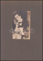 cca 1910-1920 Kártyázó férfi, kartonra ragasztva, körbe vágva, 6x9 cm