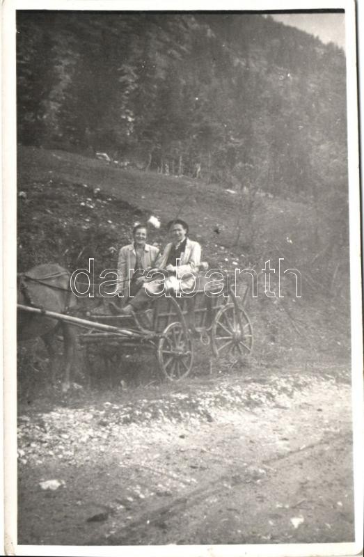 1943 Gyilkos-tó, pár szekéren photo, 1943 Lacul Rosu / Red lake, couple on a carriage photo