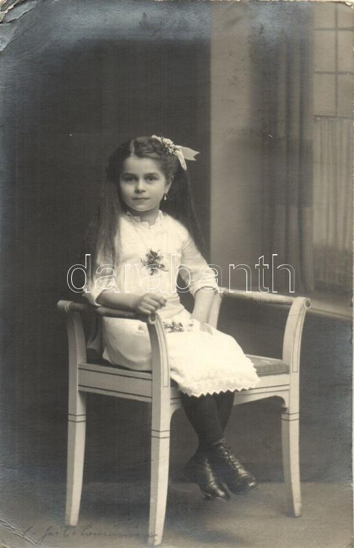 Sitting little girl, photo, Ülő kislány, photo