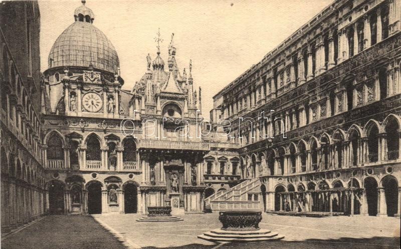 Venice, Venezia; Cortile del palazzo Ducale / palace courtyard