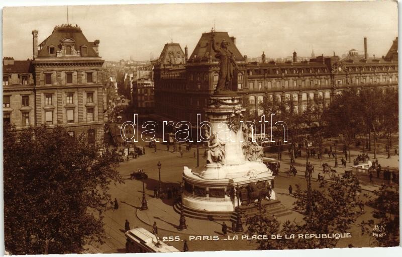 Paris, Republic Square, trams
