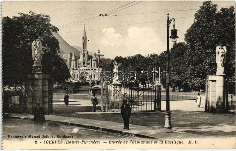Lourdes, entry to the Basilica