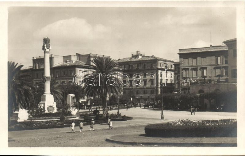 Frascati, Piazza Roma, Monumento ai Caduti