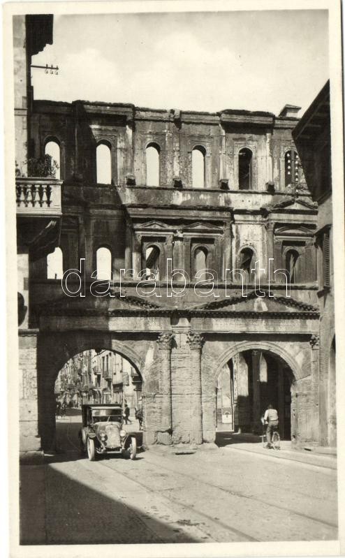 Verona, Antica Porta Borsari, automobile