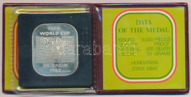 1982. "FIFA-Football VB Spanyolország" Ag szögletes emlékérem. Csak 2000db! 1982. "FI...