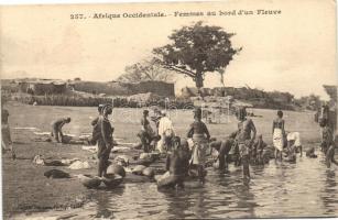 Afrique Occidentale, Femmes au bord d'un Fleuve / African folklore, washerwomen