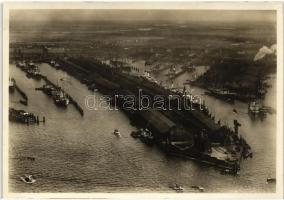 Hamburg, Aerial view of the port and steamships