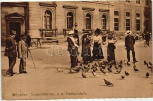 München, Taubenfütterung a. d. Feldherrnhalle / feeding pigeons